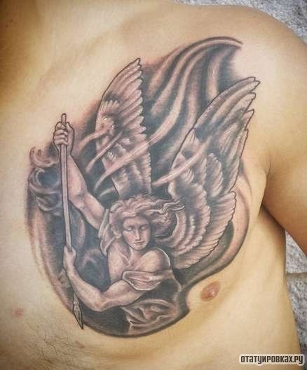 Фотография татуировки под названием «Ангел с крыльями и копьем»