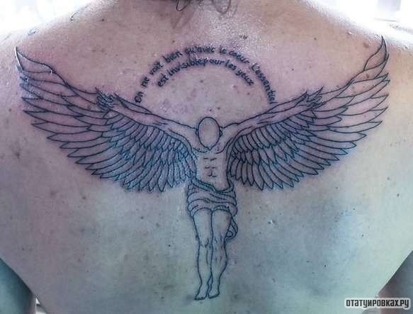 Фотография татуировки под названием «Ангел с крыльями и надписью»