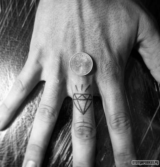 Фотография татуировки под названием «Алмаз на среднем пальце»