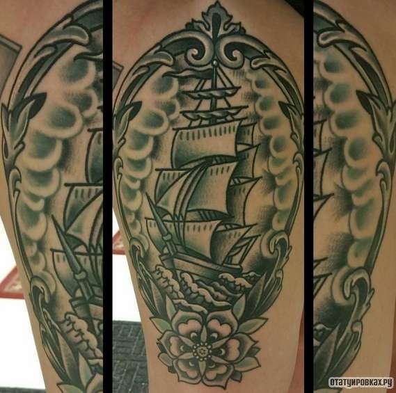 Фотография татуировки под названием «Корабль с розой и узорами»
