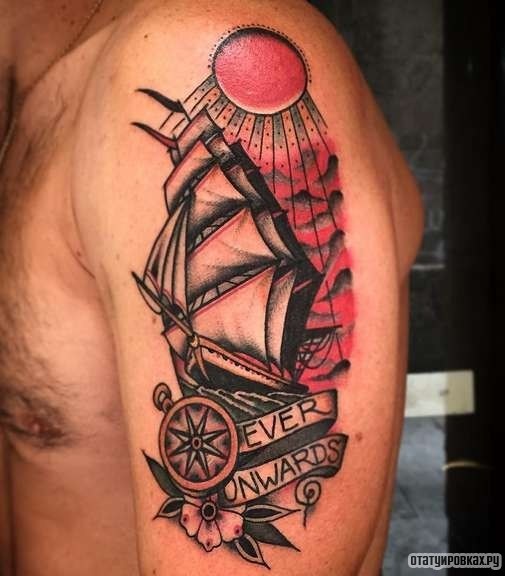 Фотография татуировки под названием «Корабль с солнцем и розой ветров»