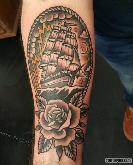 Фотография татуировки под названием «Корабль в грозу над розой»