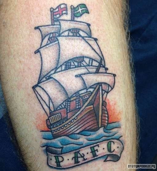 Фотография татуировки под названием «Корабль на волнах с надписью»