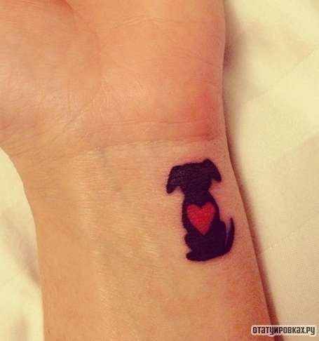 Фотография татуировки под названием «Черная собачка с сердцем»