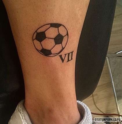 Фотография татуировки под названием «Футбольный мяч и цифра 7»