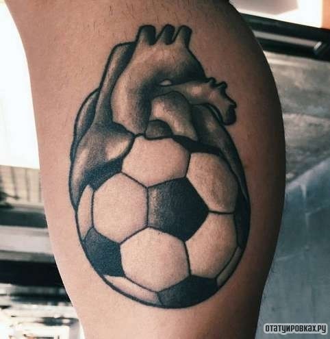 Фотография татуировки под названием «Футбольный мяч в виде сердца»