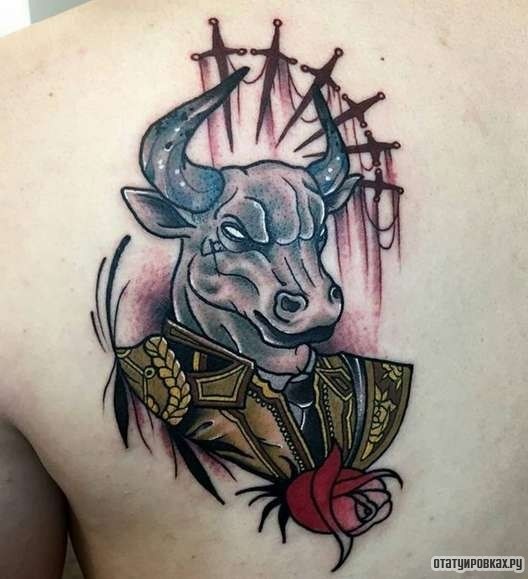 Фотография татуировки под названием «Бык в форме с розой»