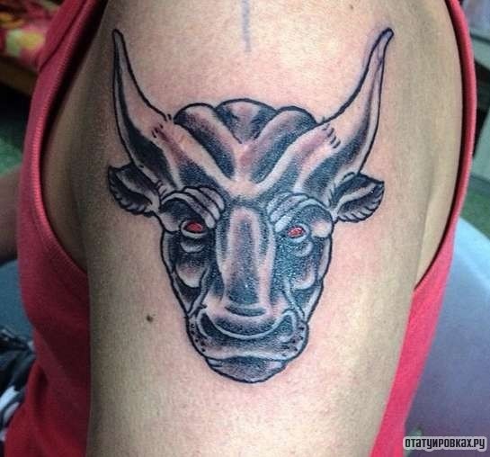 Фотография татуировки под названием «Бык с красными глазами»