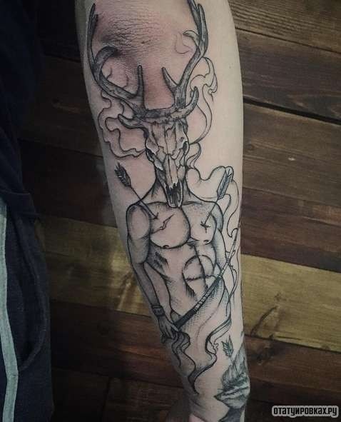 Фотография татуировки под названием «Олень со стрелами в груди»
