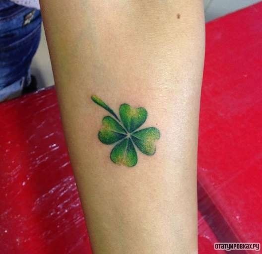 Фотография татуировки под названием «Небольшой листок клевера»