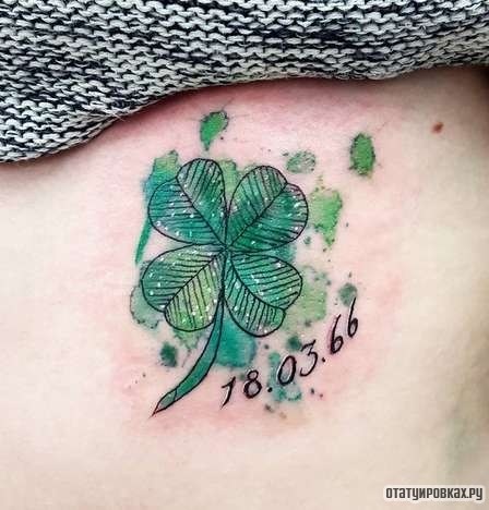 Фотография татуировки под названием «Клевер с датой»
