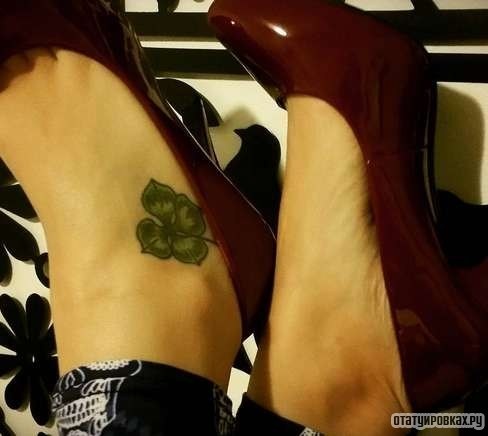 Фотография татуировки под названием «Зеленый клевер»