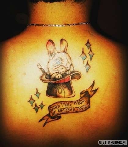 Фотография татуировки под названием «Кролик из шапки»