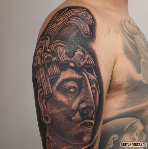Фотография татуировки под названием «Человек майя»