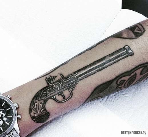Фотография татуировки под названием «Пистолет средневековья»