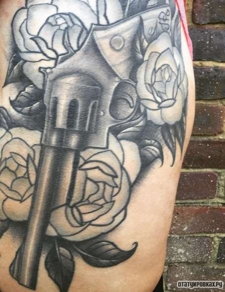Фотография татуировки под названием «Пистолет с розами»