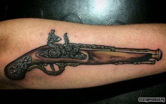 Фотография татуировки под названием «Пистолет»