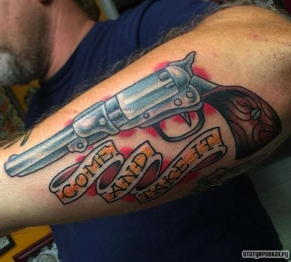 Фотография татуировки под названием «Пистолет с лентой»