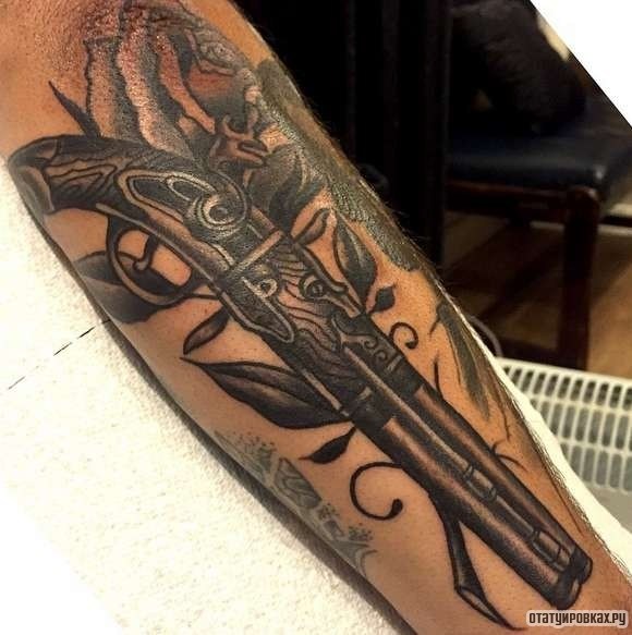 Фотография татуировки под названием «Пистолет на фоне цветов»