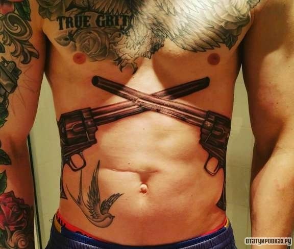 Фотография татуировки под названием «Пистолеты скрестив дуло»
