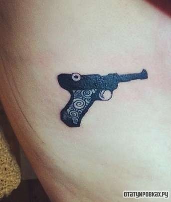 Фотография татуировки под названием «Пистолет вальтер с узорами»