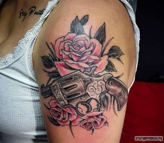 Фотография татуировки под названием «Револьвер с розами»