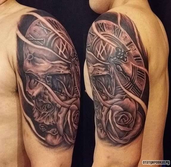 Фотография татуировки под названием «Часы с черепом»