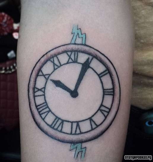 Фотография татуировки под названием «Часы со стрелками»