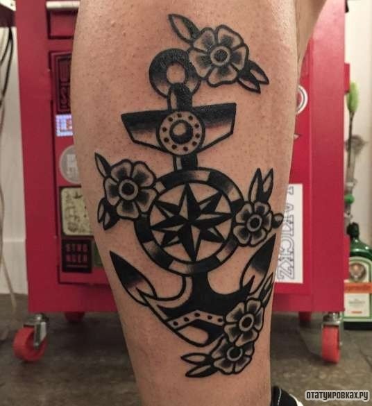 Фотография татуировки под названием «Якорь, роза ветров, цветы»