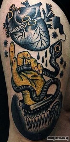 Фотография татуировки под названием «Сердце, рука, змея»
