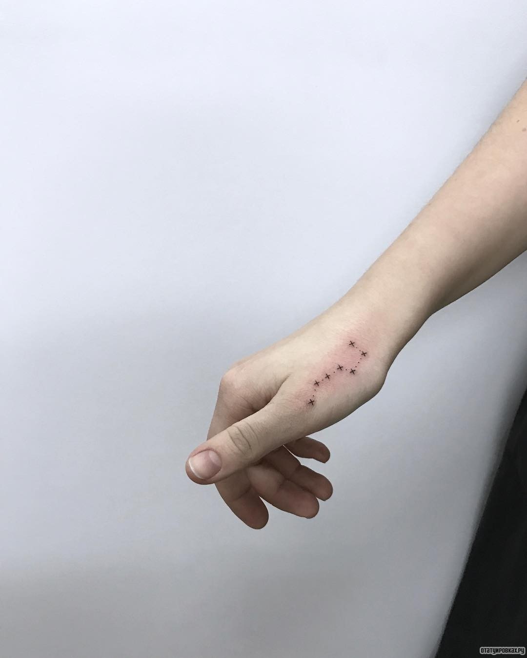 Фотография татуировки под названием «Узор из крестиков и точек»
