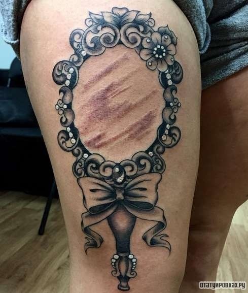 Фотография татуировки под названием «Бантик и зеркало»