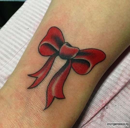 Фотография татуировки под названием «Бантик красный»