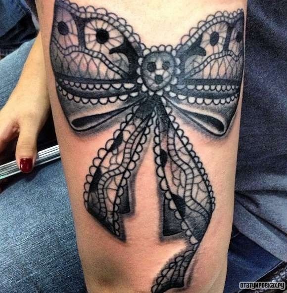 Фотография татуировки под названием «Бантик набедренный»