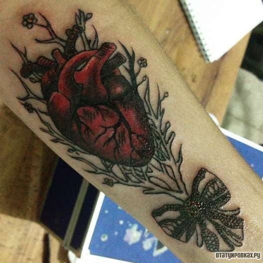 Фотография татуировки под названием «Сердце, бант и дерево»