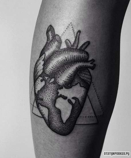 Фотография татуировки под названием «Сердце, треугольник»