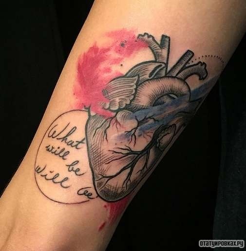 Фотография татуировки под названием «Сердце, надпись и дерево»