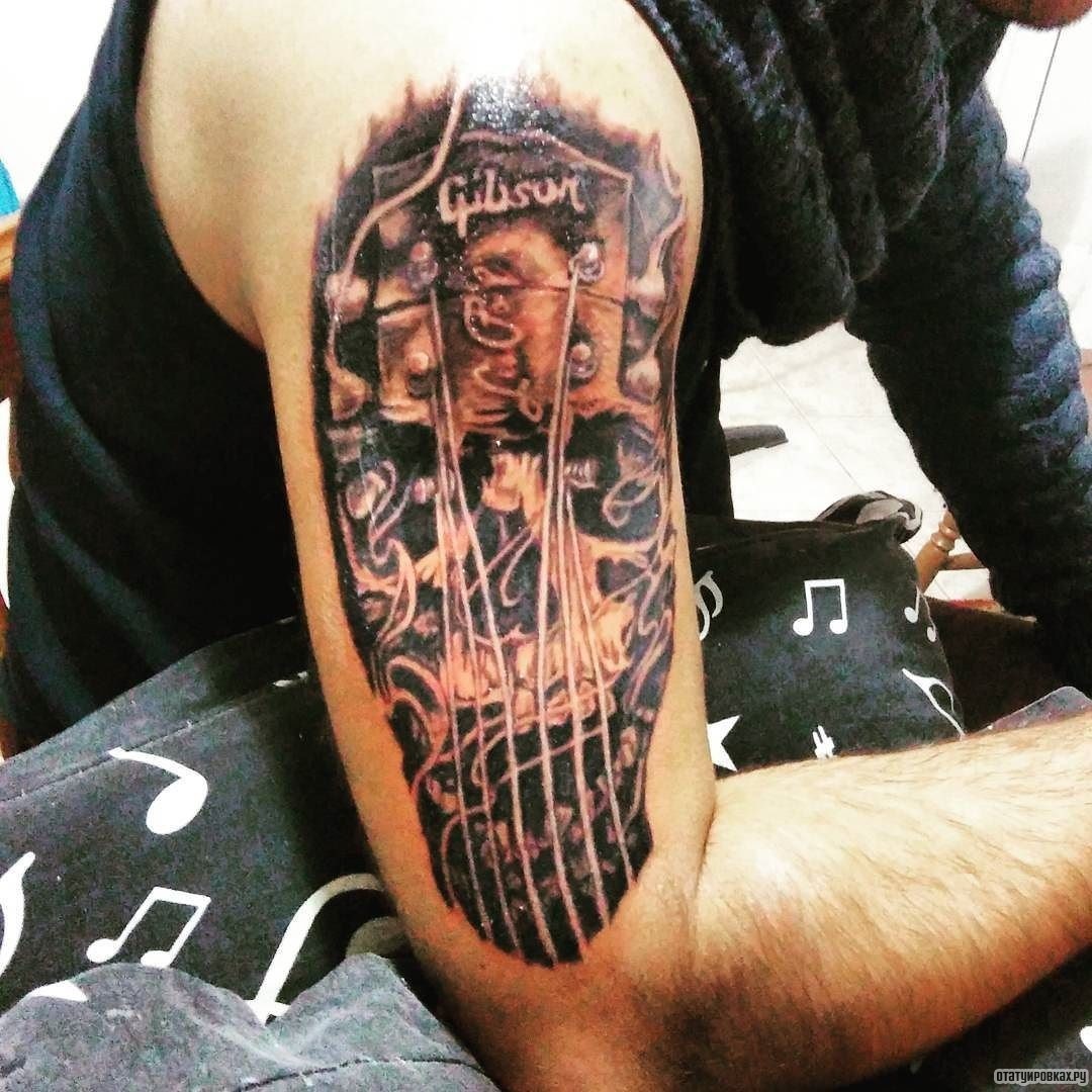 Фотография татуировки под названием «Гитара в огне»