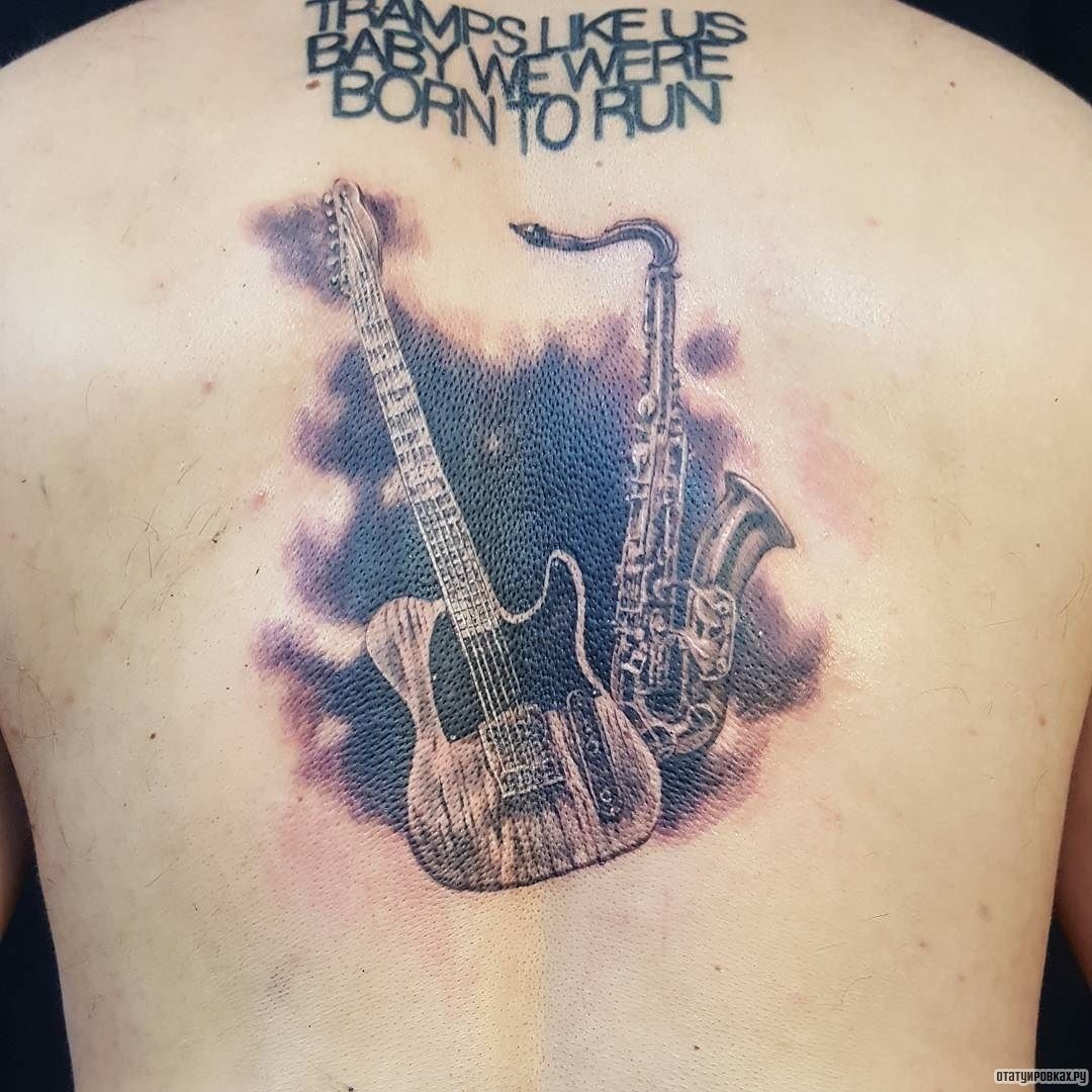 Фотография татуировки под названием «Гитара и саксофон»