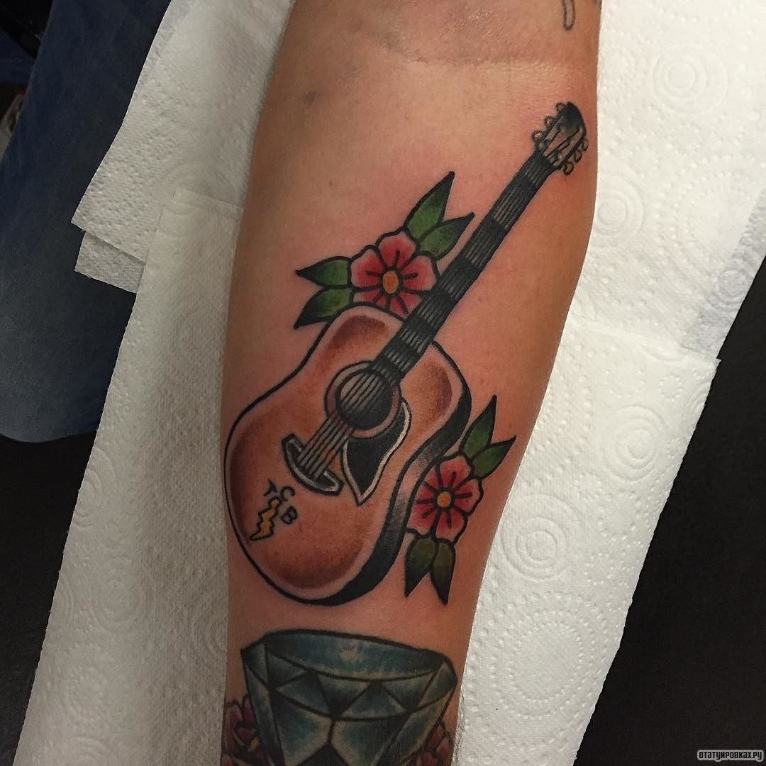 Фотография татуировки под названием «Гитара с цветами»