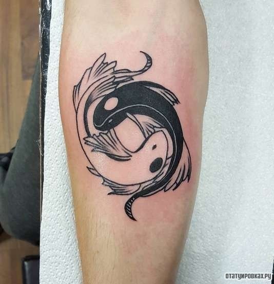 Фотография татуировки под названием «Инь-янь в виде двух рыб»