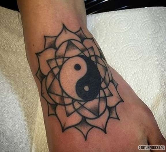 Фотография татуировки под названием «Инь-янь в узорах»