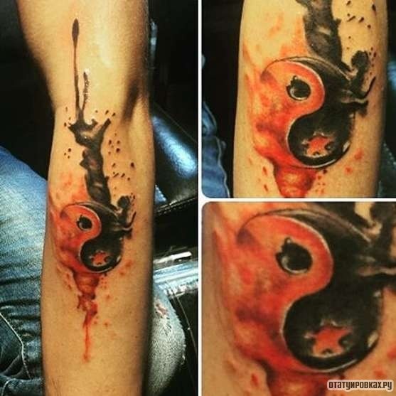 Фотография татуировки под названием «Инь-янь красно-черная»