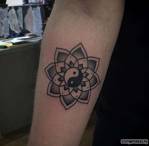 Фотография татуировки под названием «Инь-янь и узор лотоса»