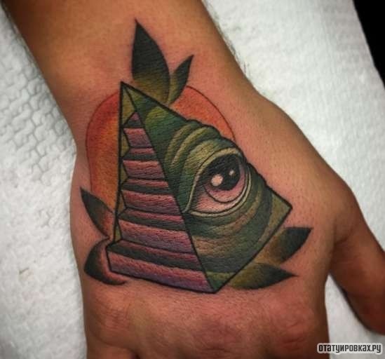 Фотография татуировки под названием «Глаз с пирамидой»
