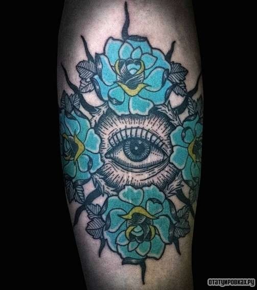 Фотография татуировки под названием «Глаз с синими цветами»