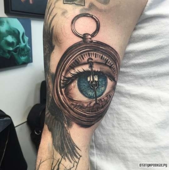 Фотография татуировки под названием «Глаз и карманный компас»