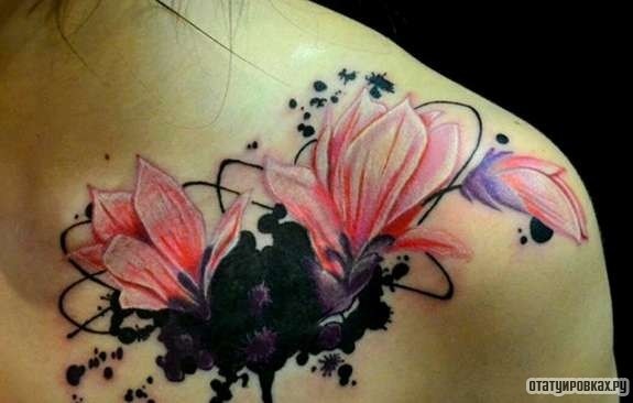 Фотография татуировки под названием «Абстракция с цветами»