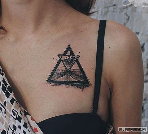 Фотография татуировки под названием «Треугольники»