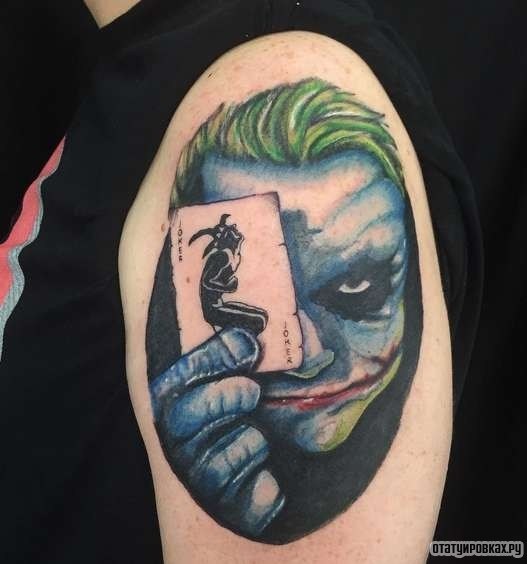 Фотография татуировки под названием «Лицо джокера с картой»